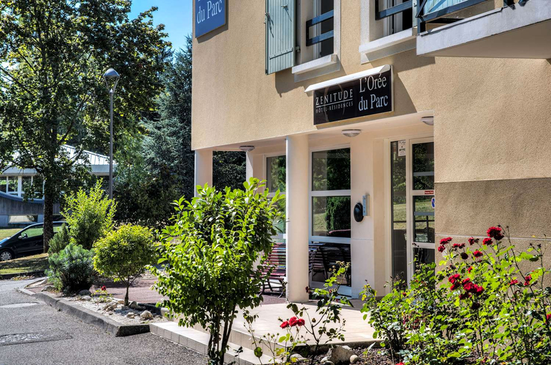 Exterior & Views 1, Comfort Aparthotel Divonne L Oree du Parc, Ain