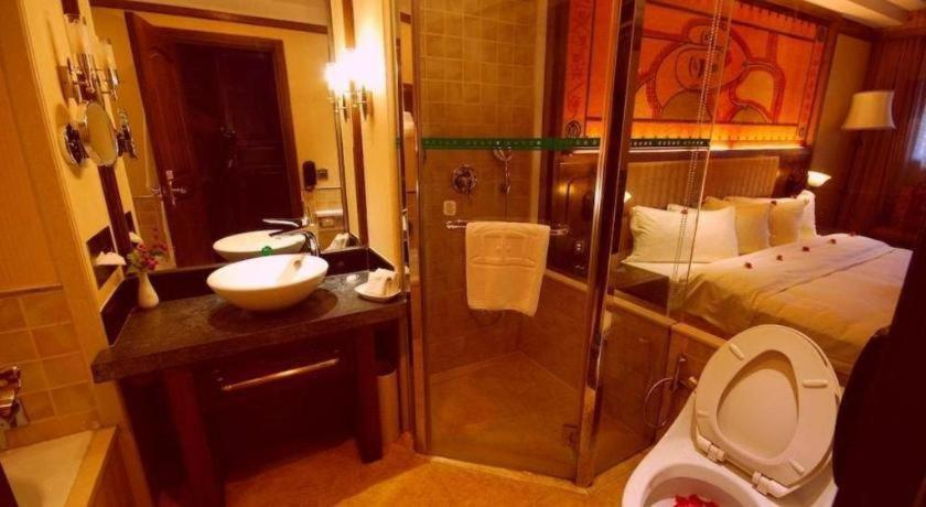 Bathroom 4, Lijiang Golden Path Hospitality Hotel, Lijiang
