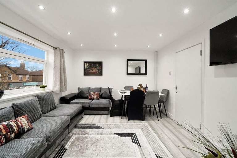 Living area 5, Spacious 4-bedroom Apartment in Belvedere Sleeps 9 With Parking, London