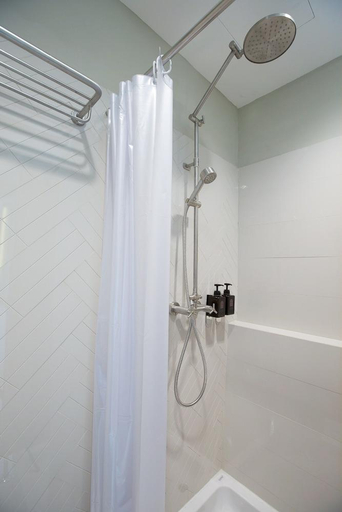 Bathroom 3, Prince Theatre Heritage Stay Hostel - Silom, Bang Rak