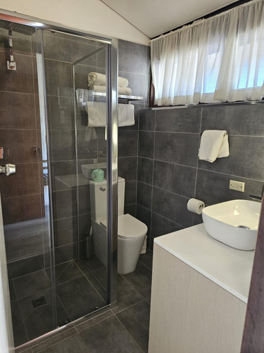 Bathroom 4, The Apple Inn, Tumut