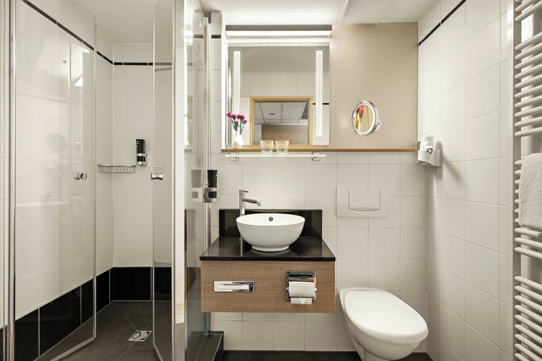 Bathroom 5, Leonardo Hotel Munich City Olympiapark, München