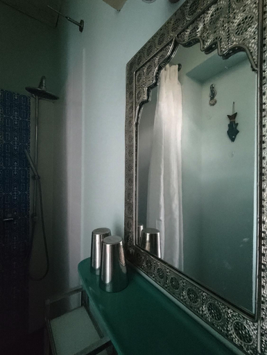 Bathroom 2, Sine Cura Nyaralo, Tapolca
