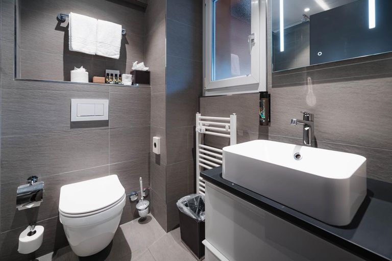 Bathroom 4, Hotel Bristol, Entremont