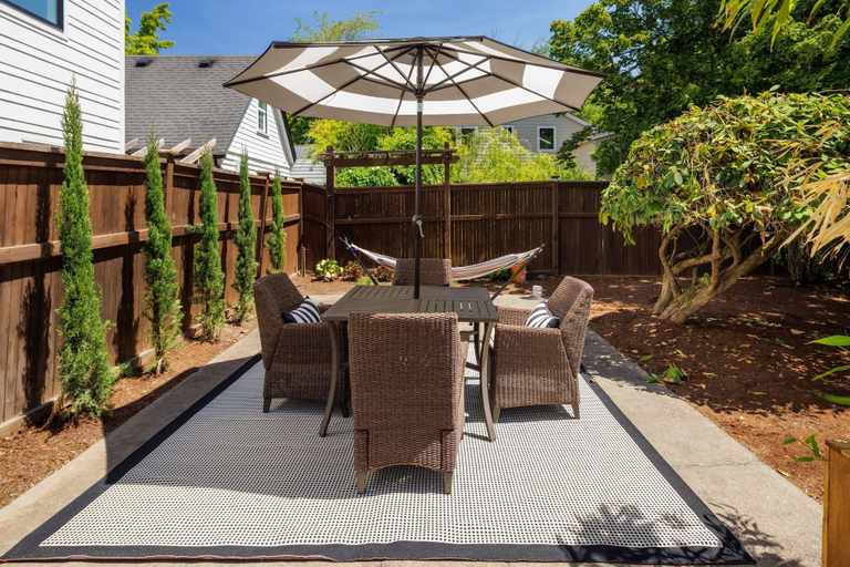 Outdoor dining 3, Bella Azul - Charming Home Minutes From Campus 3 Bedroom Home, Lane