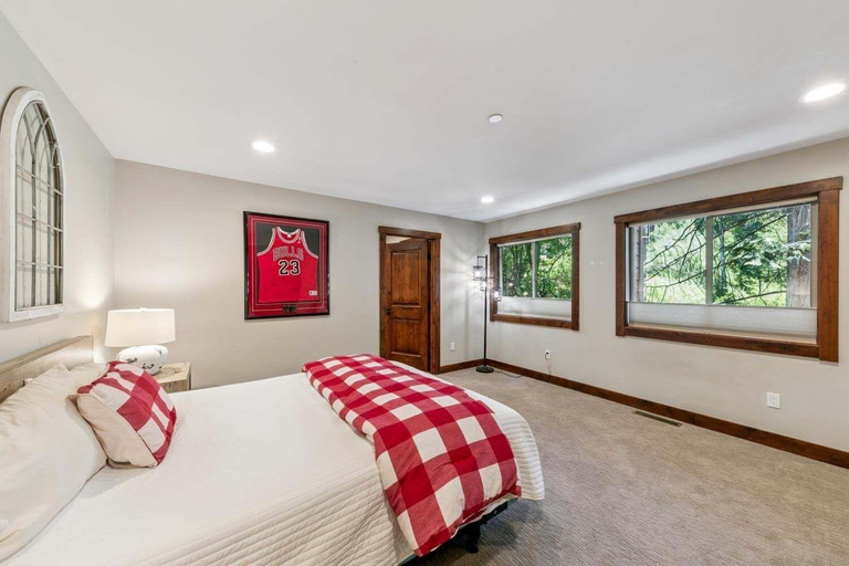 Room 4, 3717 Regina Road 7 Bedroom Home, El Dorado