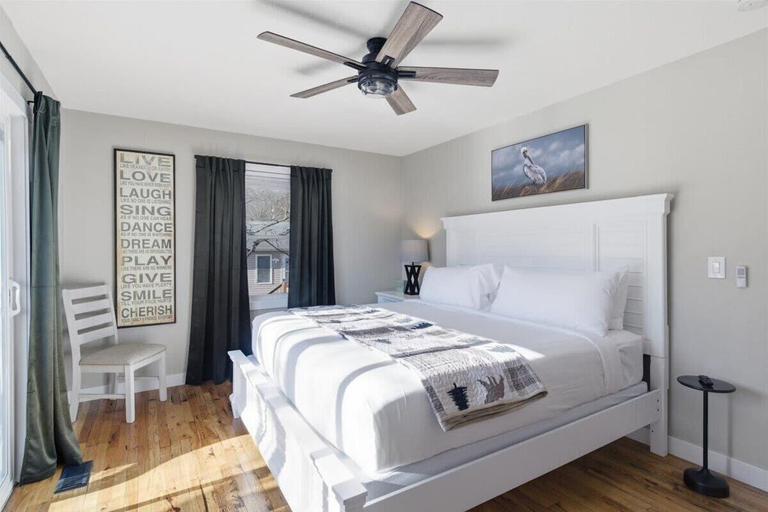 Room 3, Lakefront Home With Private Dock and Stunning Lake Views, Camden