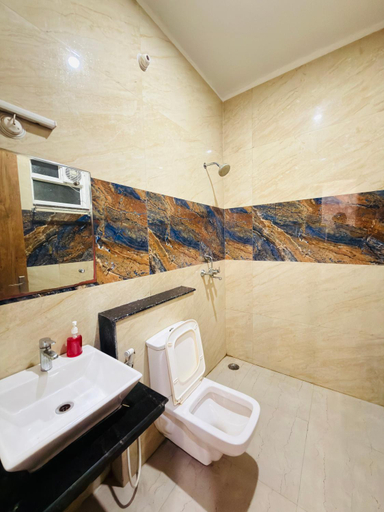 Bathroom 5, Sirtaj Suites, Agra