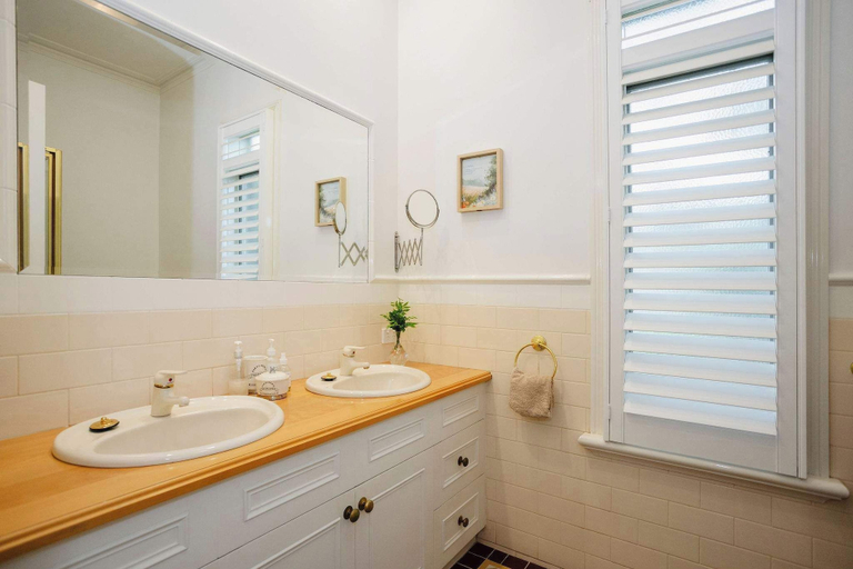 Bathroom 2, 12 Cheverton LPlenty, Banyule - North