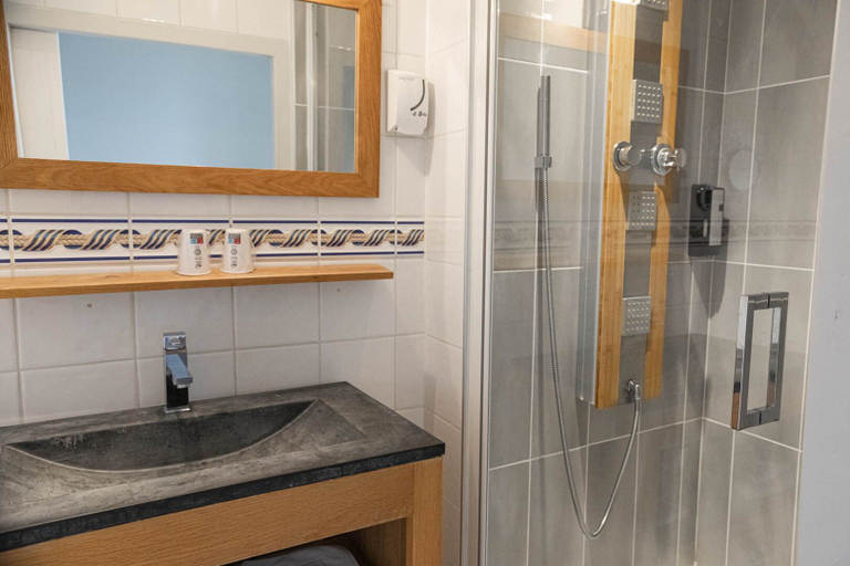 Bathroom, Hotel de la Poste - Benjamin Linard, Côte-d'Or