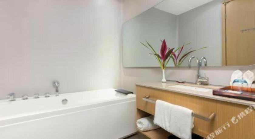 Bathroom, Beluga Sanya Discovery Ocean World, Sanya