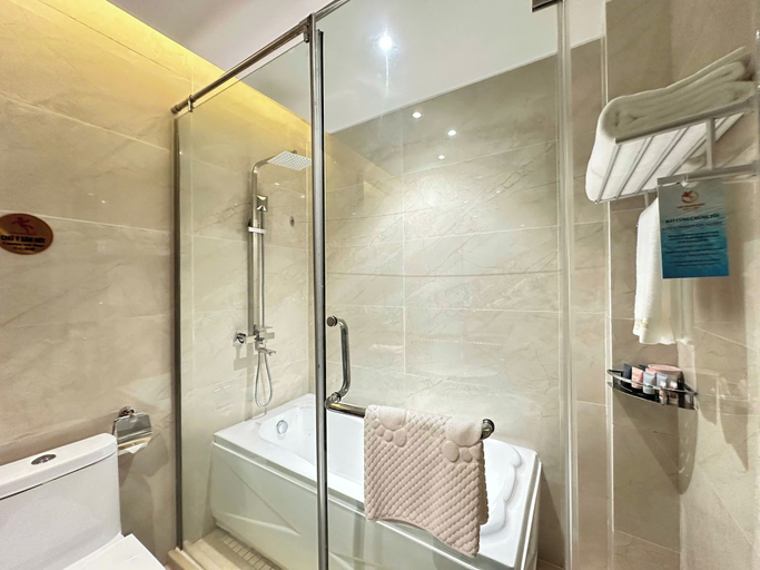 Bathroom 5, Hong Van Grand Hotel, Móng Cái