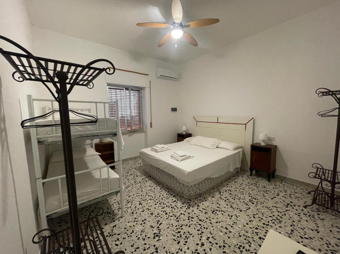 Bedroom 4, B&B Al Vecchio Glicine, Brindisi