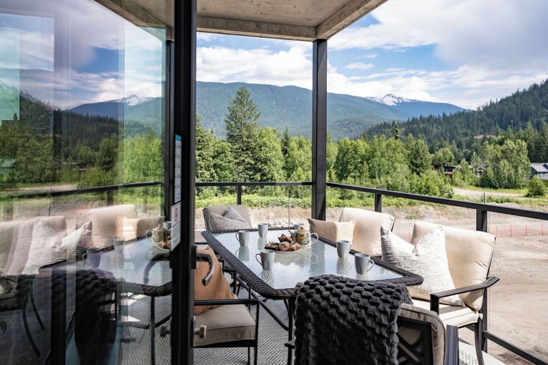 Outdoor dining 5, Hot Sauce Hideaway -Revelstoke Vacations, Columbia-Shuswap