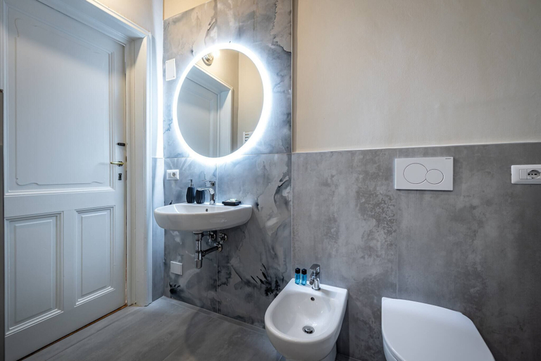 Bathroom 5, Poggi 22, Florence