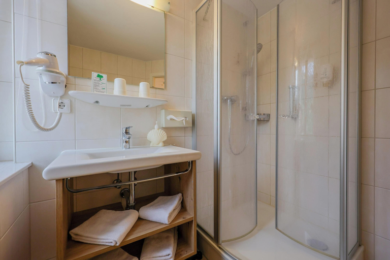 Bathroom 5, Hotel-Gasthaus Goldener Engel, Breisgau-Hochschwarzwald