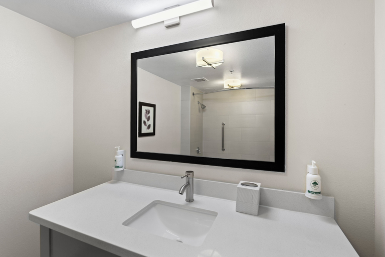 Bathroom 4, GreenTree Inn & Suites Phoenix Sky Harbor, Maricopa