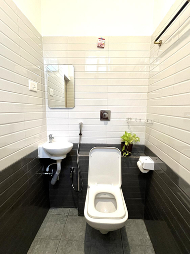 Bathroom 2, AuroBliss Homestay, Viluppuram