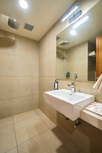Bathroom 5, Hotel The Qubice Kolhapur, Kolhapur