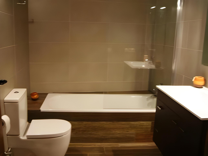 Bathroom 2, Cal Remolins, Lleida
