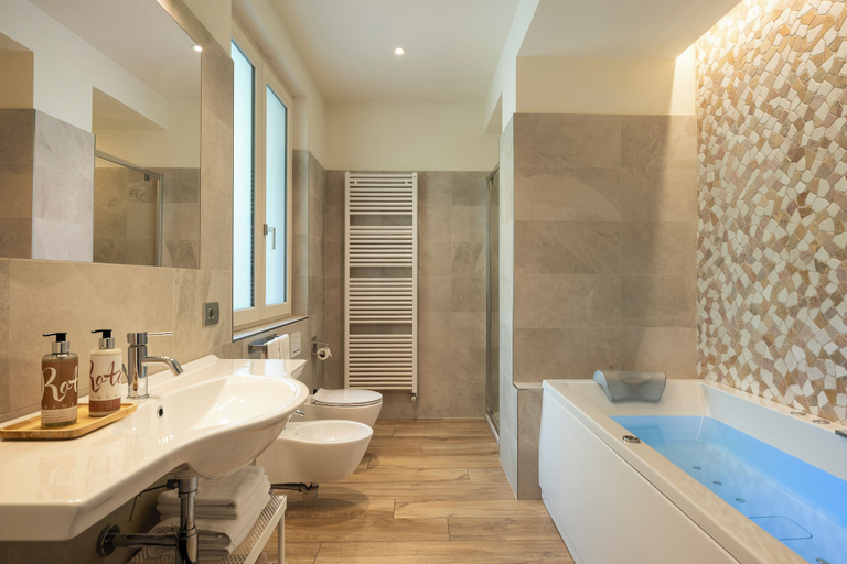 Bathroom 4, Rota Apartments, Bergamo