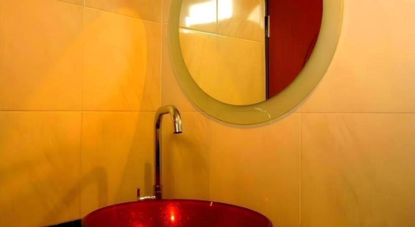 Bathroom 5, Pran Heaven Resort, Pran Buri