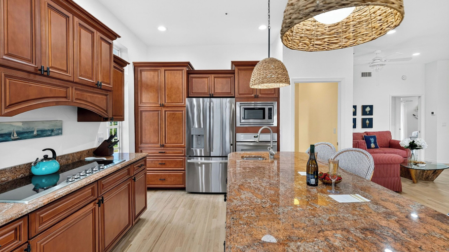 Interior 3, Sunset Slip by Avantstay Private Pool + Dock + Bay Views Walk to Beach + Times Square, Lee