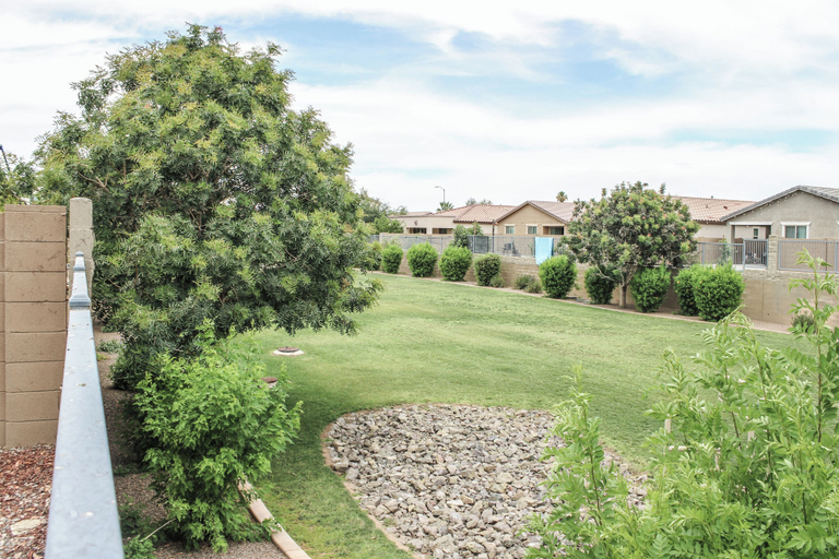 Property grounds 3, Mackenzie - Private BR w-Shared Bathroom, Maricopa