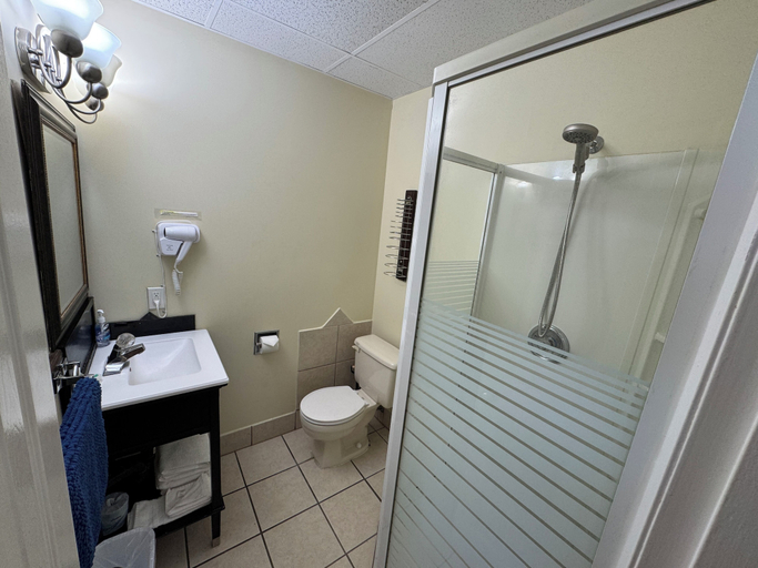 Bathroom 3, Merritt Lodge Motel, Thompson-Nicola