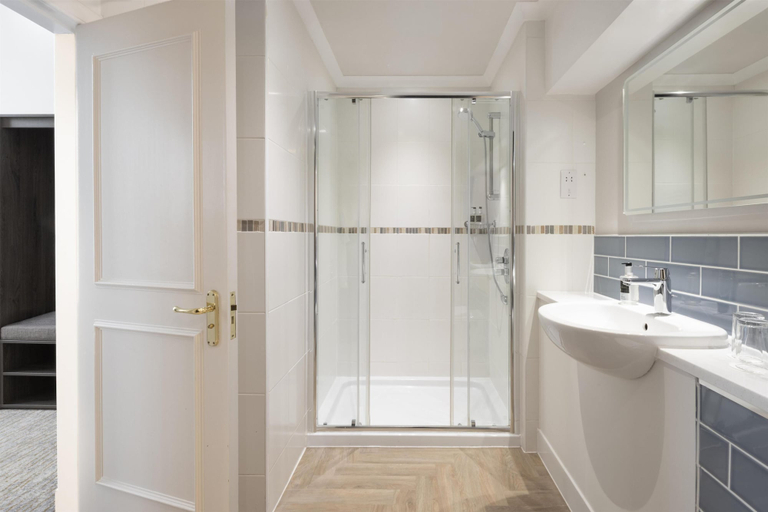 Bathroom 4, Bruntsfield Hotel, WorldHotels Elite, Edinburgh