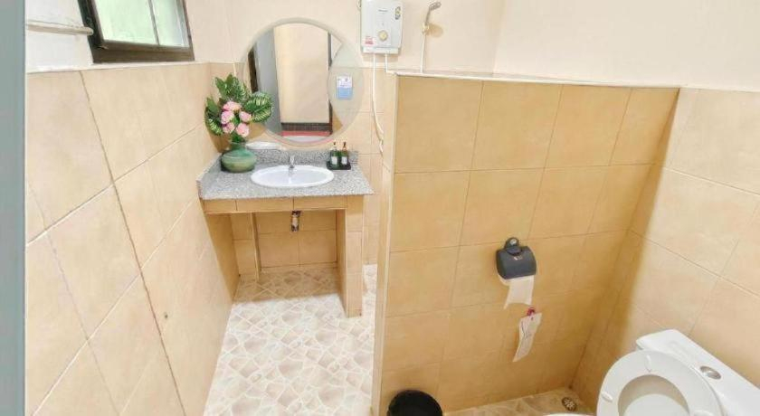 Bathroom 3, Suanphet Riverview Resort, Tha Yang