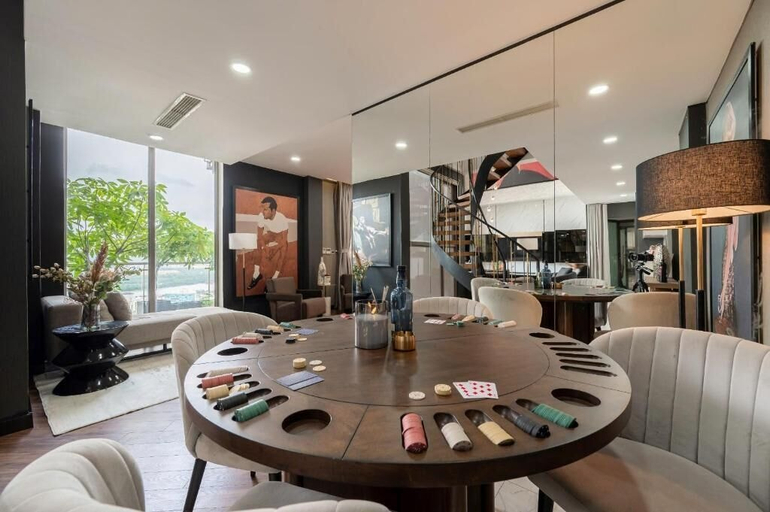 Dining 3, Stunning Penthouse in the City Centre, District 4