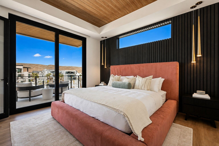 Room 2, Paradise Palace 8 Bedroom Home, Washington