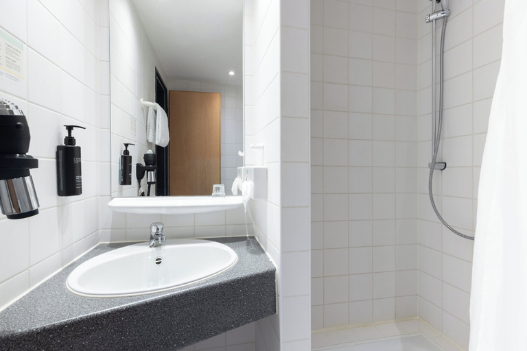 Bathroom 5, Garner Hotel Cottbus Sud by IHG, Cottbus