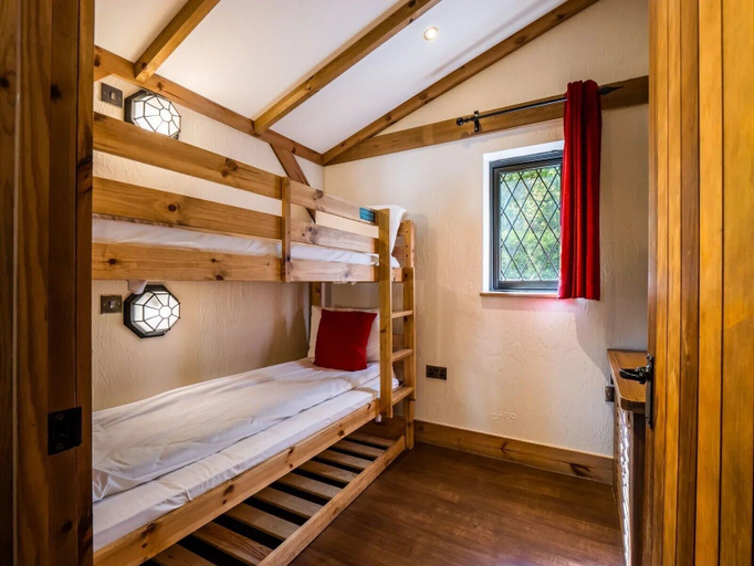 Bedroom 4, Warwick Castle Hotel and Knight's Village, Warwickshire