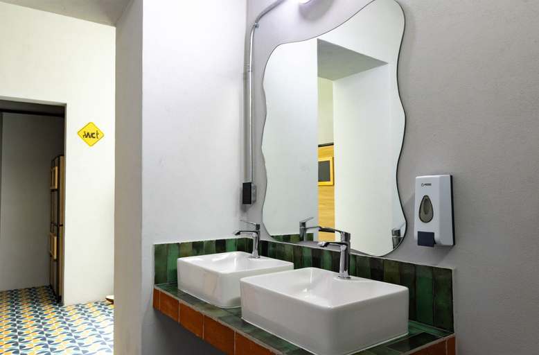 Bathroom 3, Hostal Casa MX Bellas Artes, Mexico City
