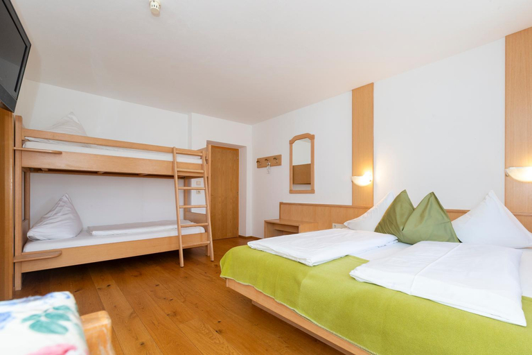 Bedroom 2, Farmstay Lindnerhof Apartments & Rooms, Bolzano