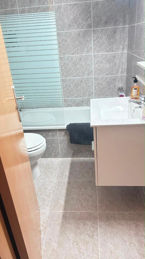 Bathroom 3, 4 min a la playa parking sub Ascensor directo parking rellano Ideal vacaciones y trabajo, Tarragona