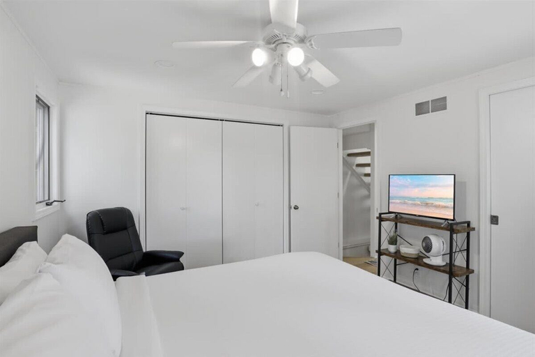 Room 2, Stay at This 4 Bed 3 Bath Lakefront Home With Private Dock, Morgan