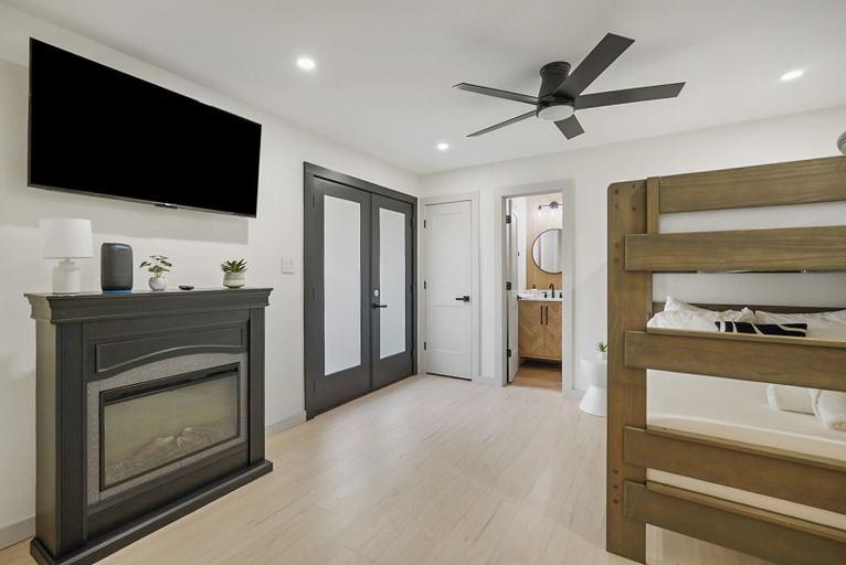 Room 5, Forest Bend, Travis