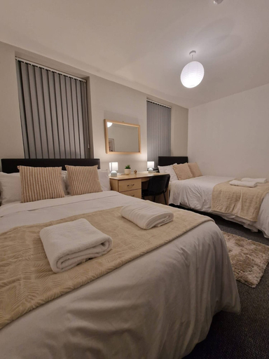 Room 2, Luxury Home in Kensington for 21 Guests, Sefton
