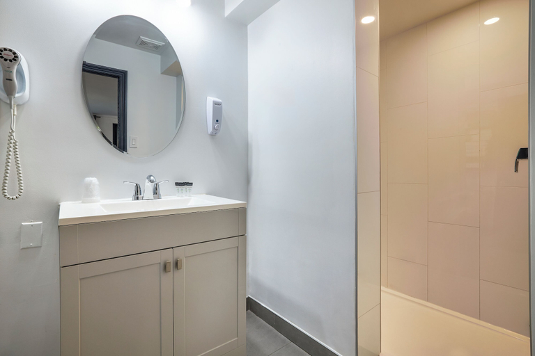 Bathroom 4, Motel Newstar Laval, Laval