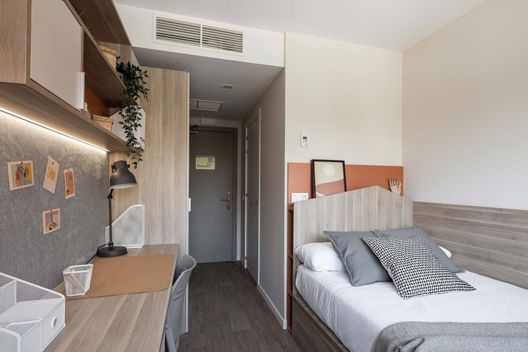 Room 4, Amro Pamplona, Navarra