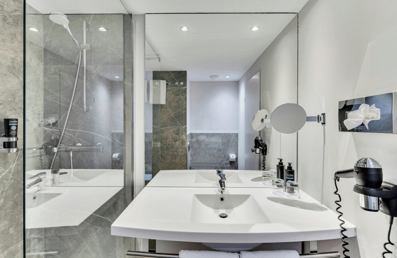Bathroom 4, Leonardo Hotel Hannover Medical Park, Region Hannover
