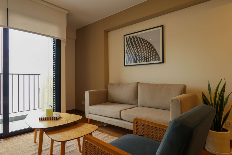 Room 5, w Enchanting 2BR w Balcony in Miraflores, Lima