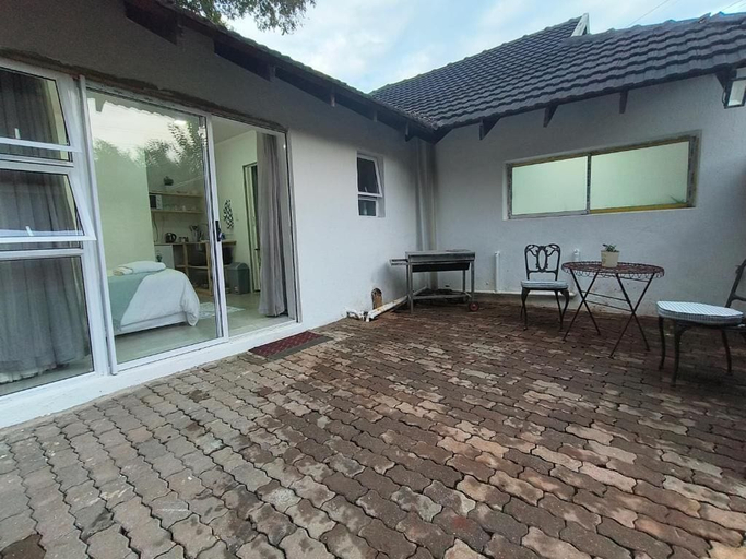 Outdoor dining, Wag-n-Bietjie Accommodation, City of Tshwane
