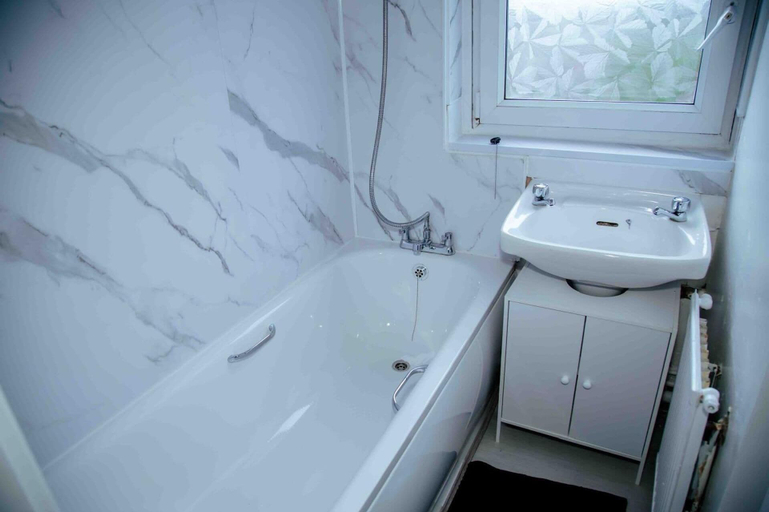 Bathroom 4, Manchester City Short Let, Manchester