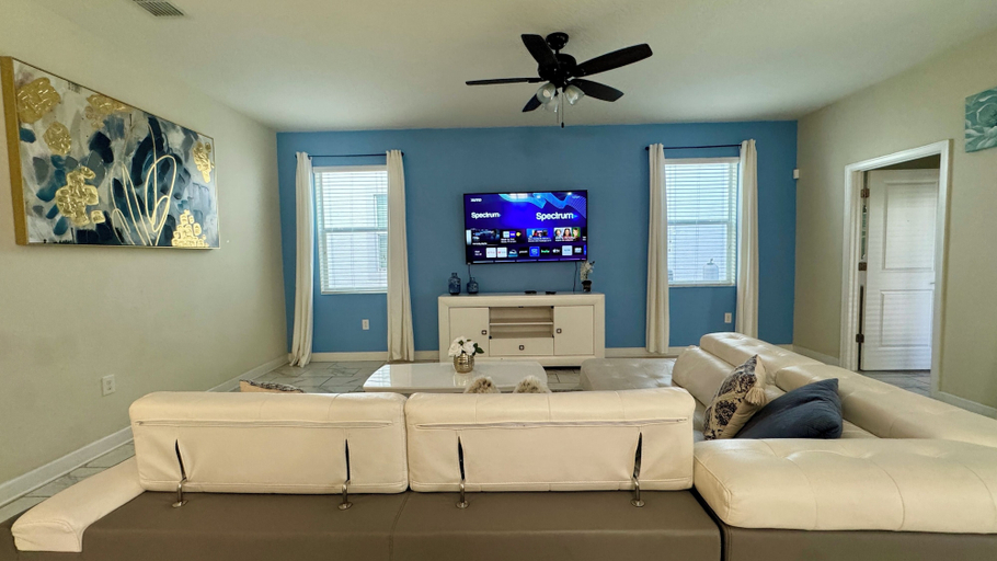 Living area 2, The Grand Retreat at CG with pool, Osceola