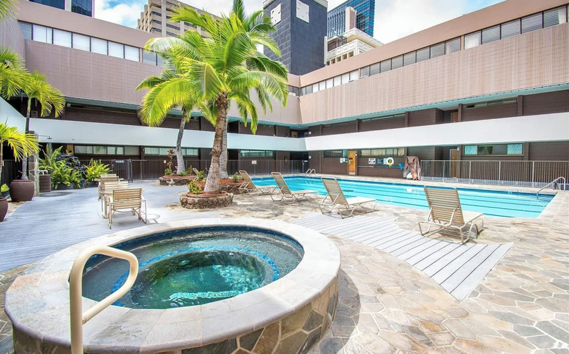 Outdoor spa tub, Executive Center Hotel Honolulu, Honolulu