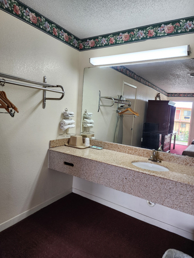 Bathroom 4, San Marcos Inn, Hays